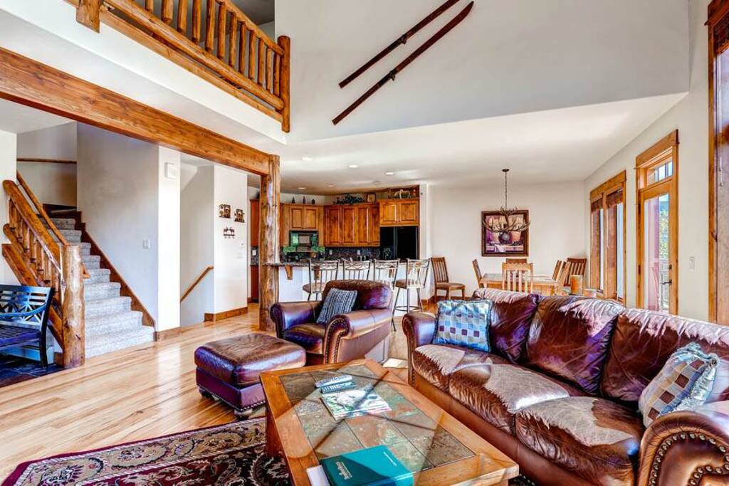 Couch,Furniture,Indoors,Room,Hardwood