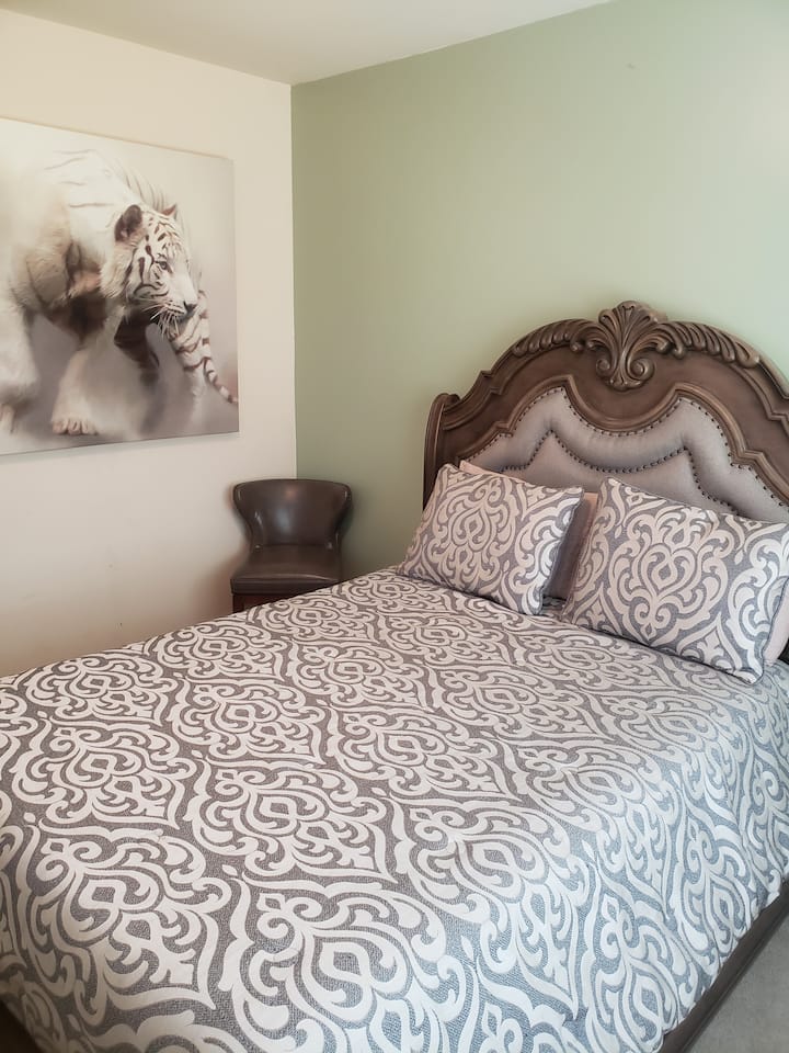 غرفة النوم رقم4 زاوية مختلفة. تقع غرفة النوم هذه في الطابق السفلي وتحتوي على سرير بحجم كبير وتلفزيون. 