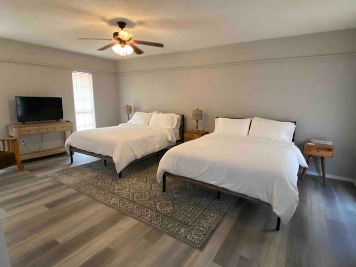 Chumba cha kulala chenye vitanda viwili vya malkia na runinga janja