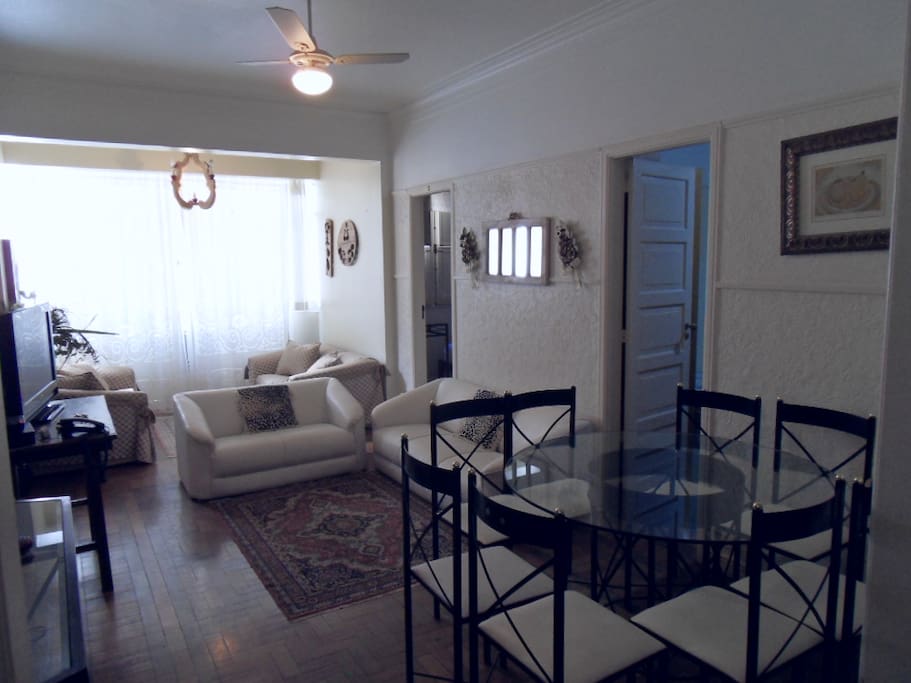 Sala de estar de tv e de jantar em 1 só ambiente e com ar condicionado