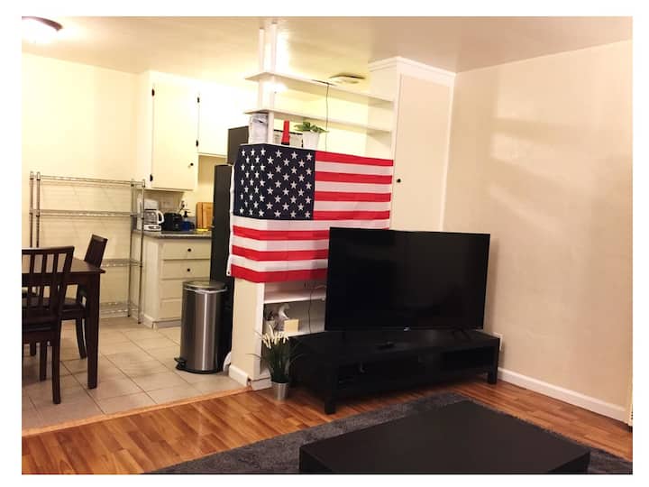 Cozy Apartment Near Downtown - Sacramento, CA