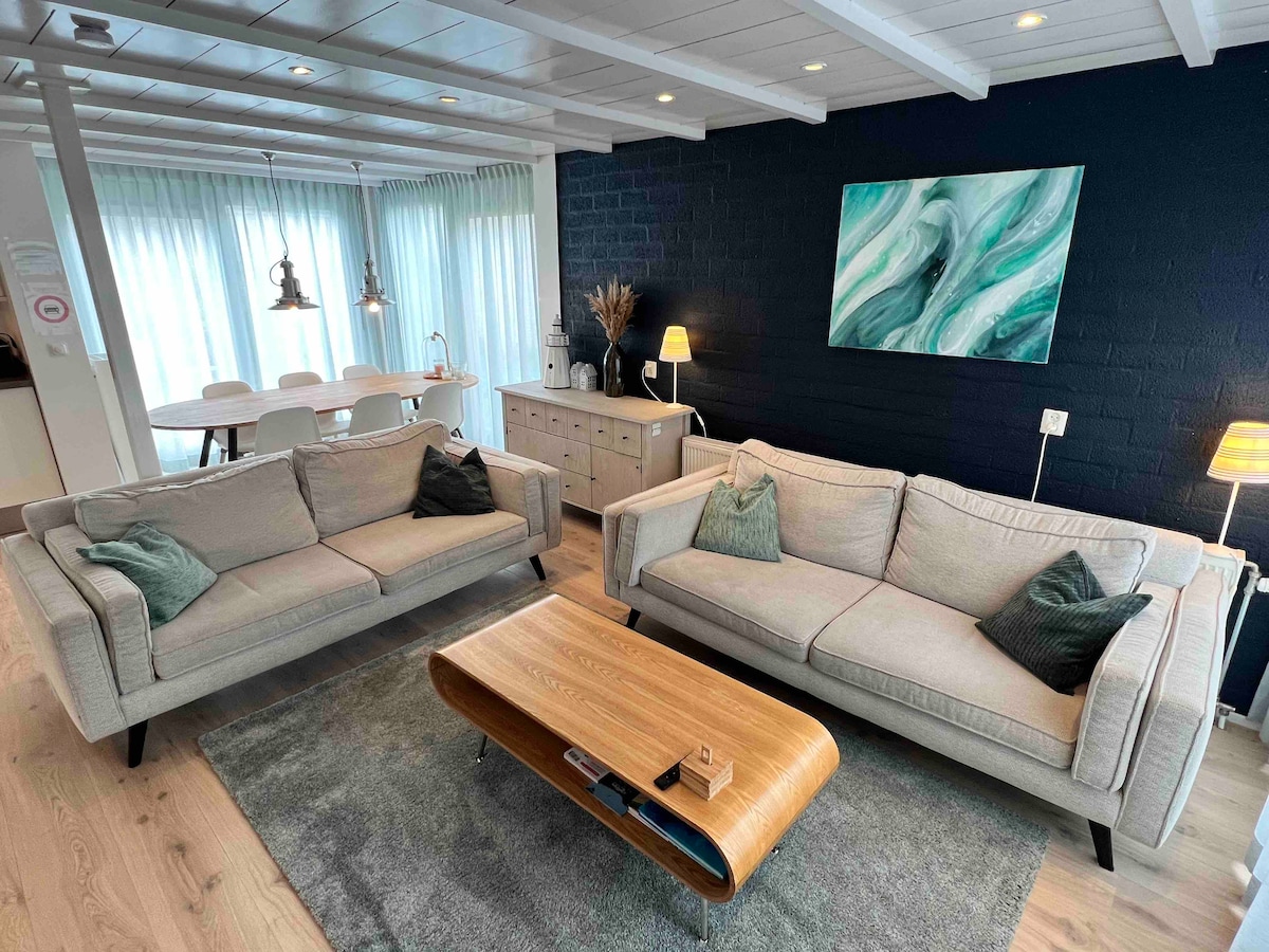 Successful Airbnb property: Secluded family house at park with all facilities in Ouddorp Oudeland