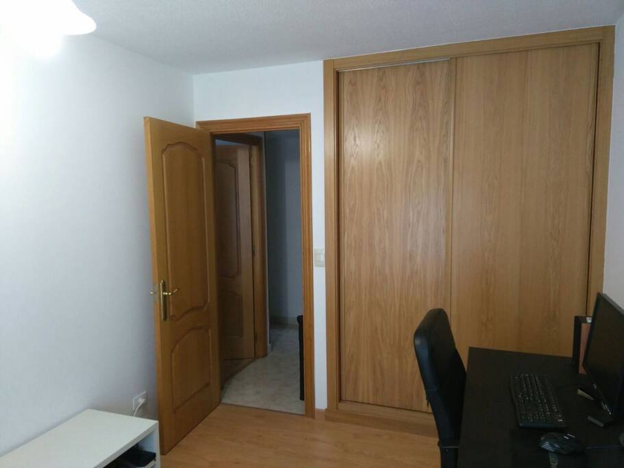 bedroom (closet door)-looking towards bedroom door