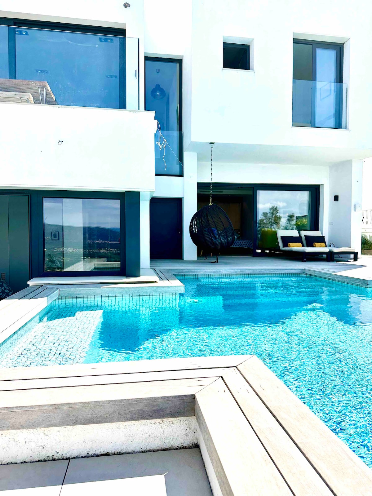 Casa23 infinity pool overlooking Bay of Roses