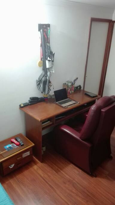 Escritorio para estudiar con opción para conectar computadora y silla reclinable para ver televisión o leer y estudiar.