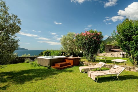 Villa Limonaia -private beach,Jacuzzi and big lawn