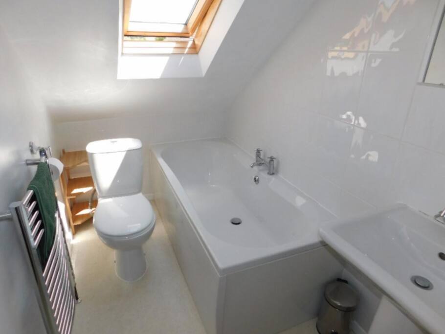 en-suite to master bedroom