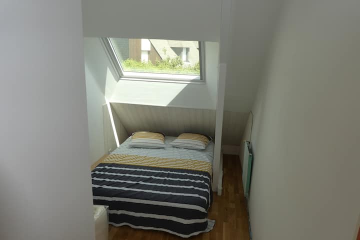 ห้องนอนที่เล็กที่สุด (ประมาณ 8 ตร.ม.) เตียง BZ ขนาด 140 ซม. โต๊ะทำงานที่ถอดออกได้