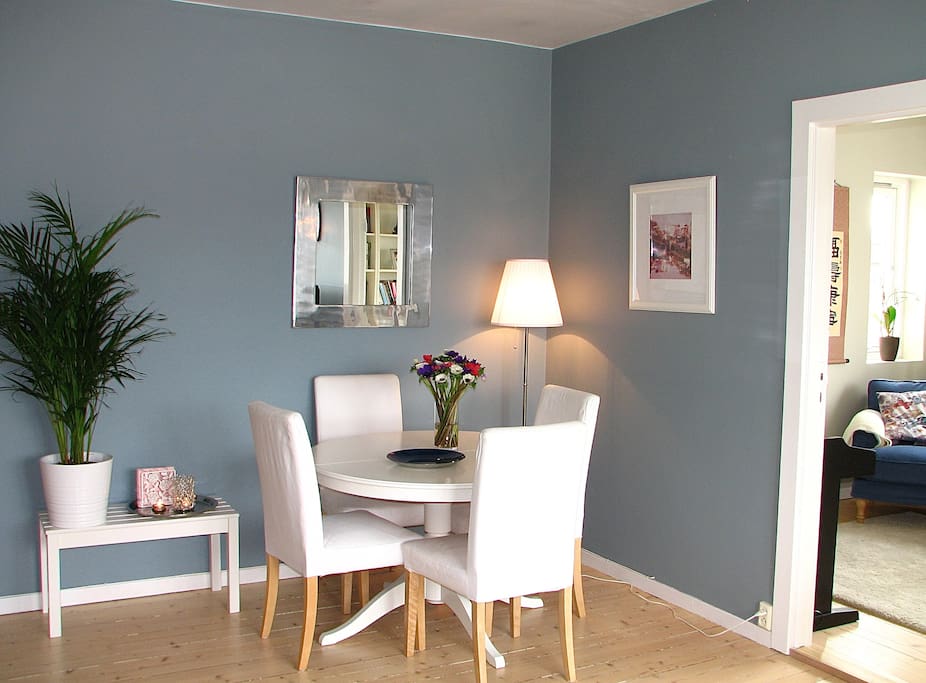 Dining table in the livingroom.