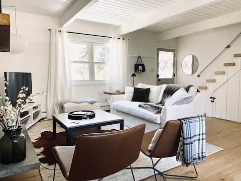 Top Airbnb: Sunny & Cozy with Views and Free Bus to Ski Lifts! in Vail