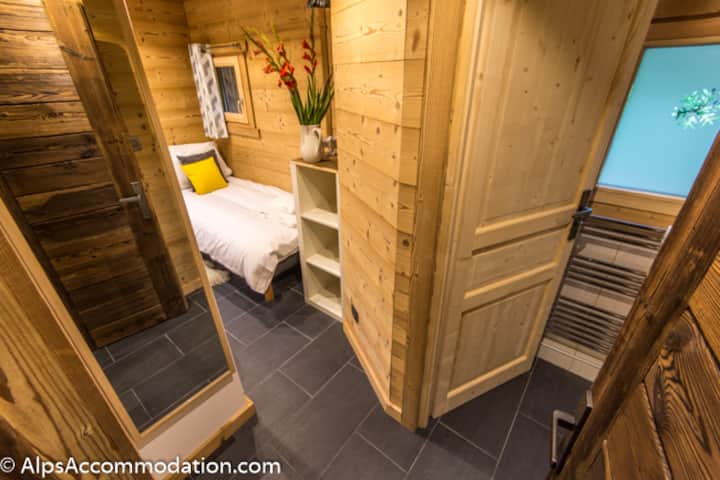 Spálňa je mimo obývacieho priestoru.