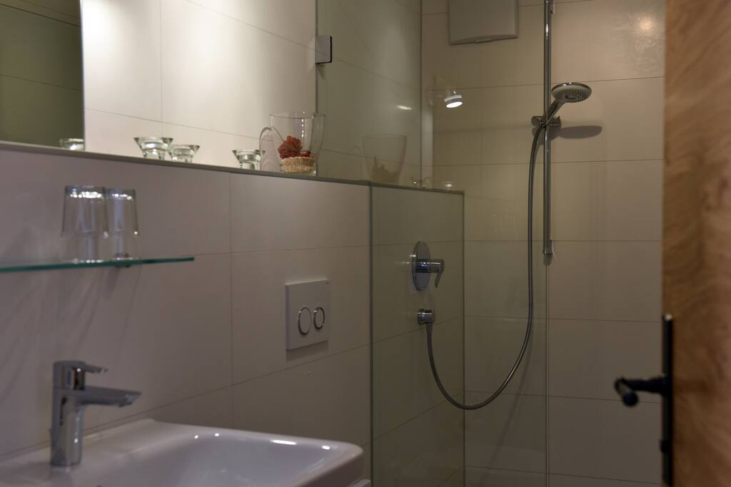 Modernes Badezimmer