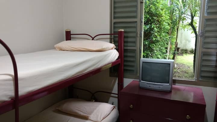 Chambre dans une salle de bain attenante 02 lits superposés, 1 lit, 1 matelas, 1 penderie, 1 commode