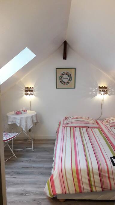 Le lit double de 180x200 est constitué de 2 lits de 90x200 chacun, qualité hôtelière. Je peux les préparer de façon séparée.