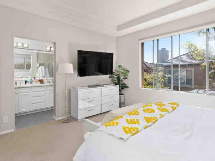 带独立卫生间的主要套房。 