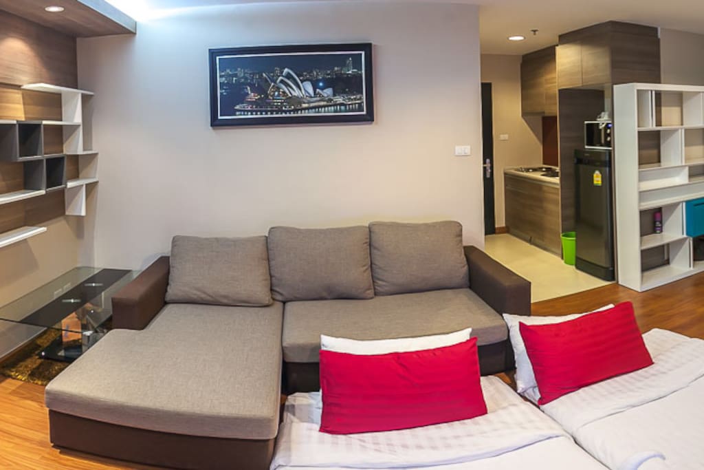 The room is just perfect for 4 people and very convenient to go anywhere. Just 5 minutes walk to MRT or take shuttle bus 3 minutes