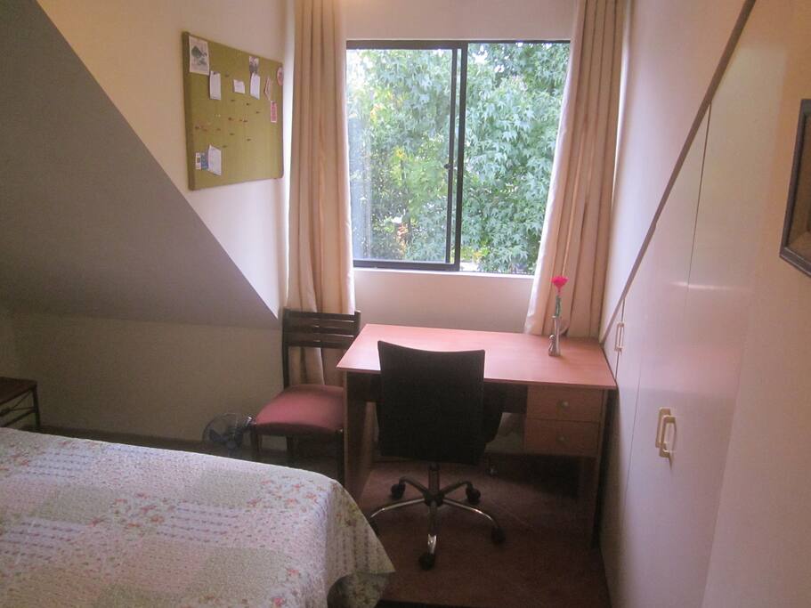 Dormitorio con escritorio