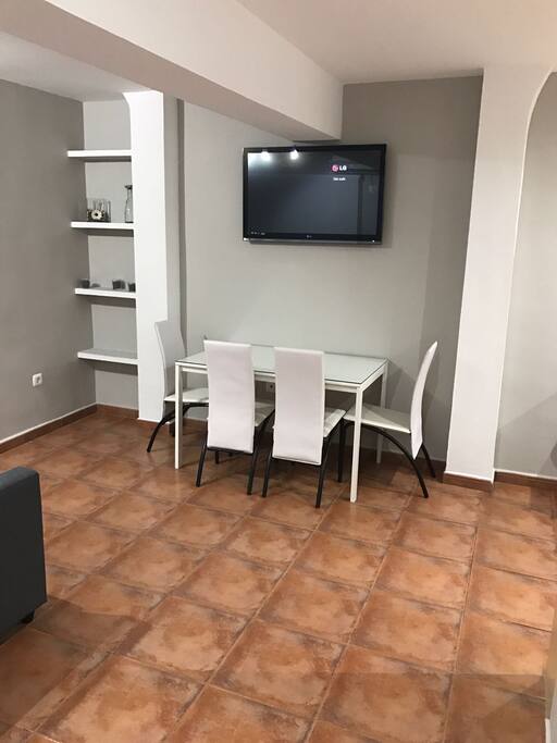 TELEVISIÓN PLANA 42" ZONA COMEDOR