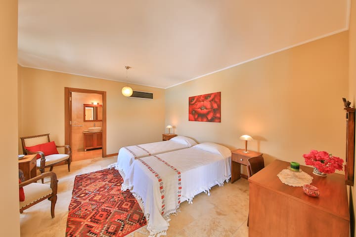 غرفة النوم بجانب حمام السباحة ثم