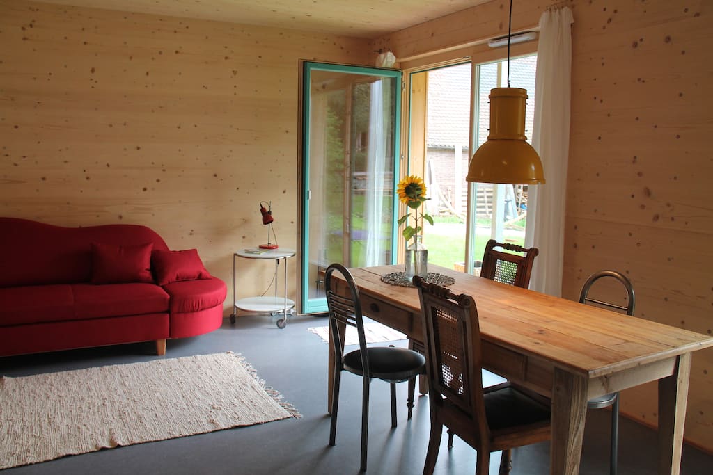 Schlafcouch und Zugang zur Terrasse