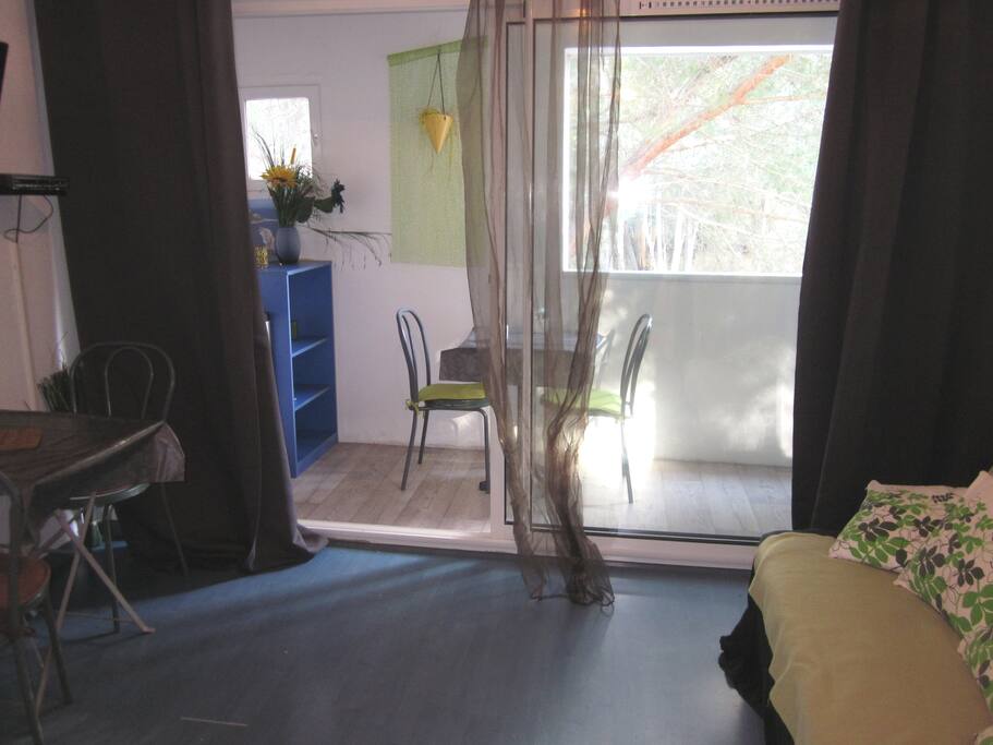 Salon 2 personnes un couchage 140cm, TV, 2 tables à manger 2 pers dedans/dehors!!
Balcon, premier étage, vue sur les eucalyptus. Parking, résidence avec gardien à 5mn à pieds de la plage...