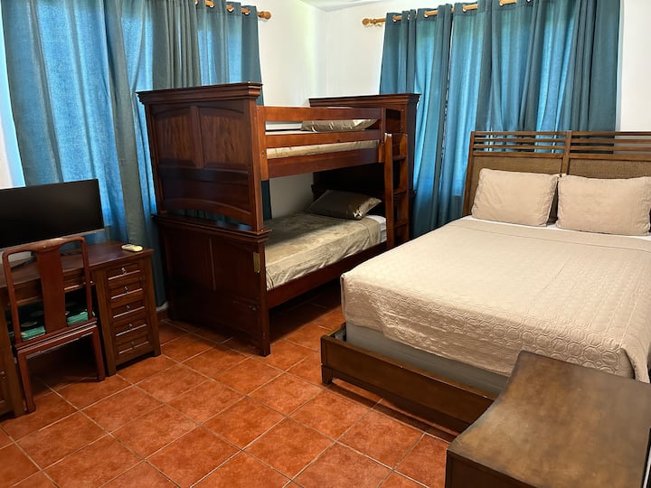 2. spavaća soba za 4 osobe.  Jedan bračni krevet (160x200) i krevet na kat . Radni stol i širok zaslon računala 