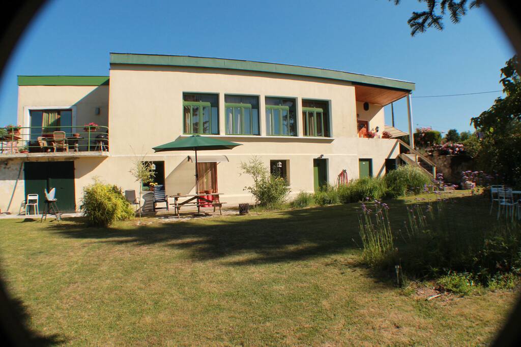 Het huis met beneden de Gite.
Vue de la maison avec au rez-de-chaussée, le Gîte.
The house, with downstairs the Gite.