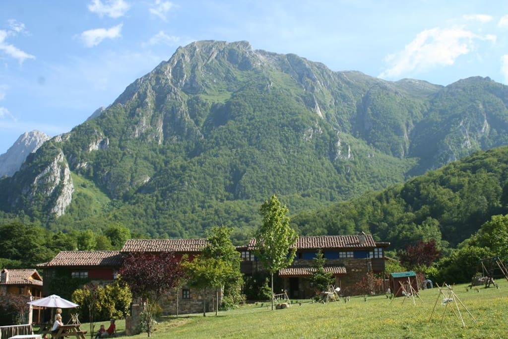 Valle de Bueida, jardín para Casas rurales Valle de Bueida
