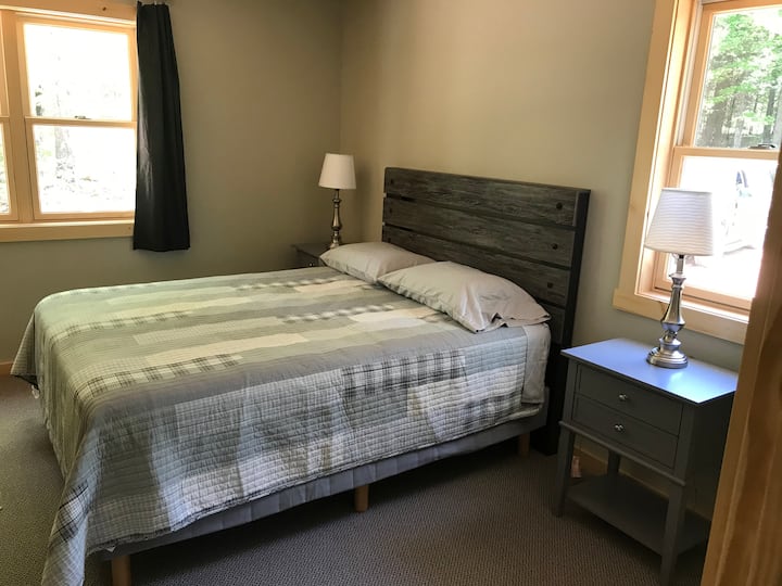 אחד מחדרי השינה עם "קווין ".