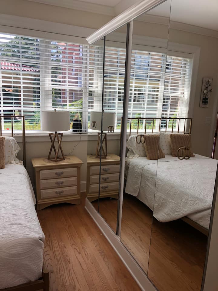 Gott om förvaring tillhandahålls i anpassade garderober.