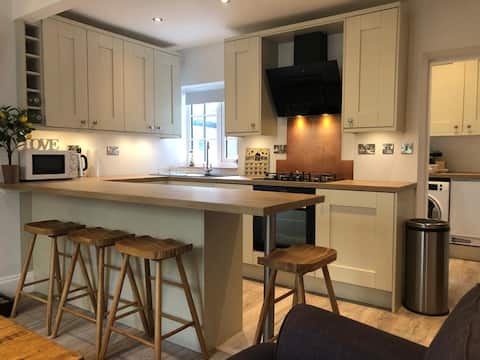 Successful Airbnb property: Beautiful cottage, amazing views, pet friendly in Merseyside