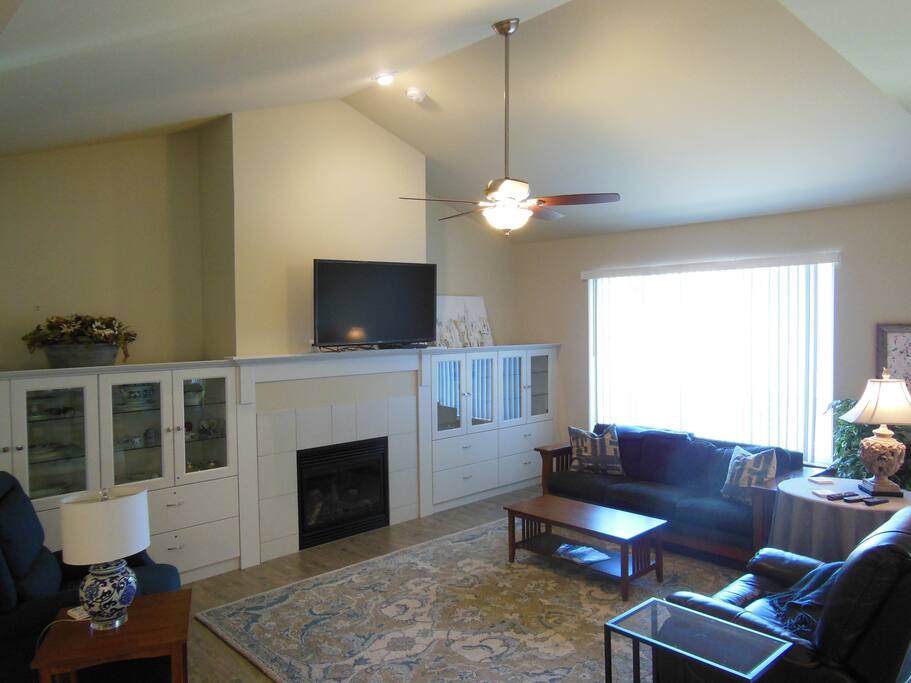 Welcoming living room with flat screen tv and plenty of comfortable seating.