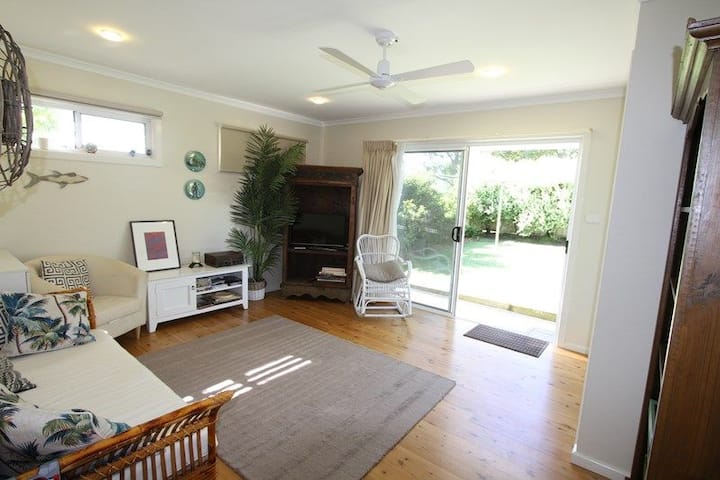 第二个起居区或通往后院的青少年度假胜地。