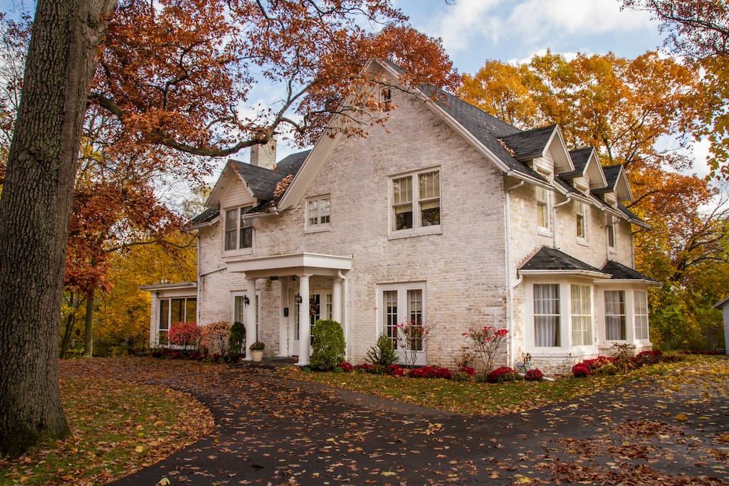 Large paved horseshoe drive with private off-street parking for up to 40 cars.
