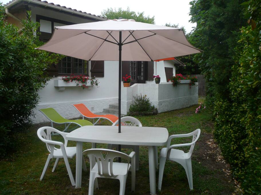 Jardin devant: espace, calme et au milieu de la verdure...
