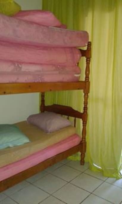 quarto 2 com beliche e colchoes