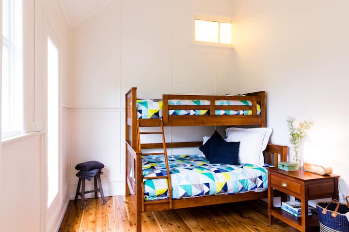 Hebron Cottage * Spálňa: Dvojlôžko s jednolôžkovou poschodovou posteľou