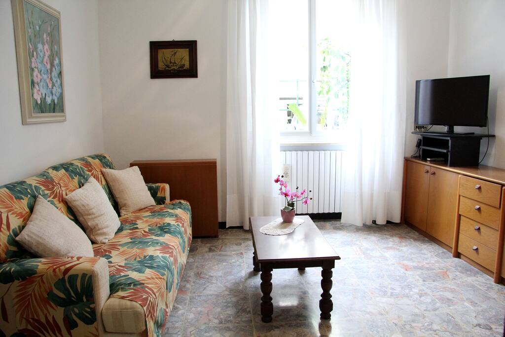 Salotto con divano letto e TV