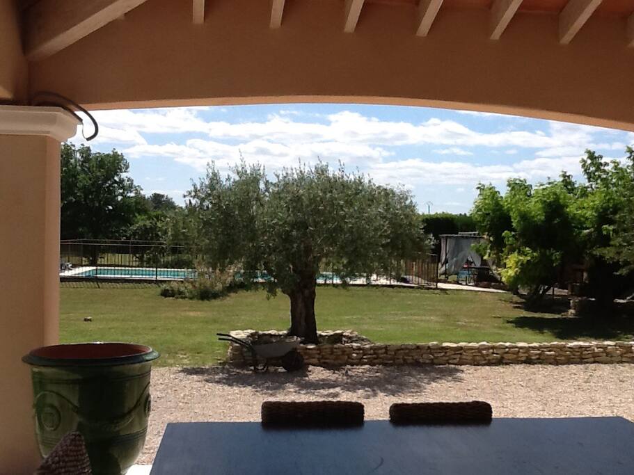 terrasse couverte de 30m2 vue sur parc et piscine