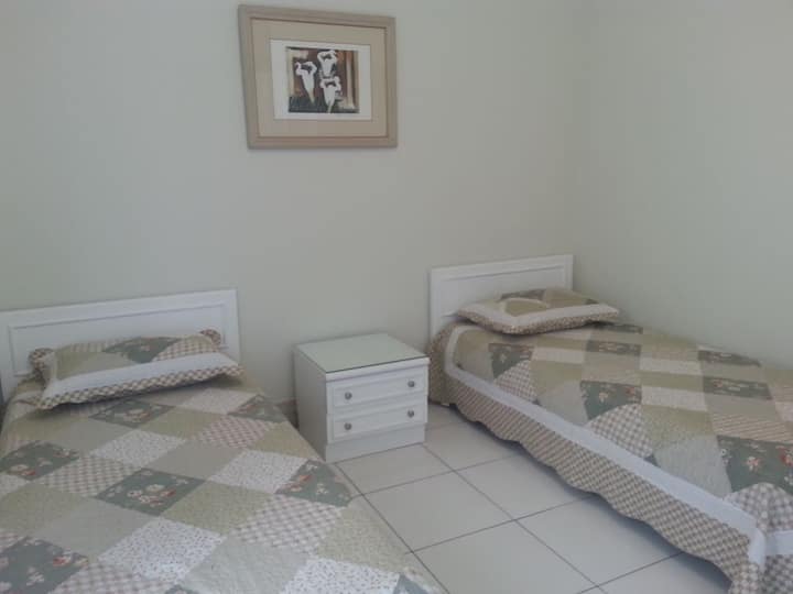 Jednolôžkový apartmán vedľa televíznej miestnosti.