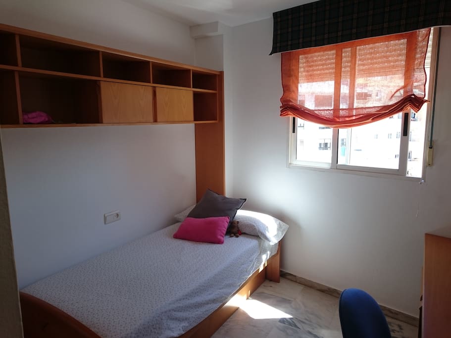habitación con cama nido