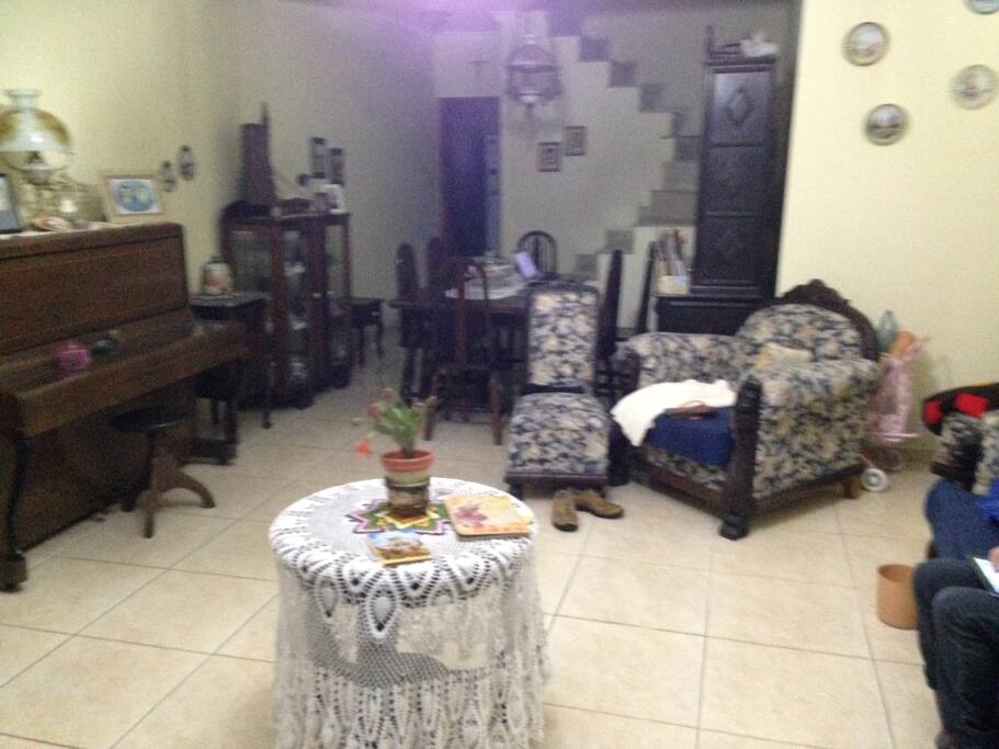 sala ampla compartilhada com TV a cabo