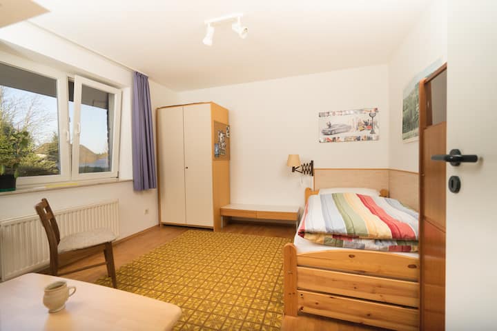 Სიჩუმე სოფლად, პატარა ოთახი — სურათი 1