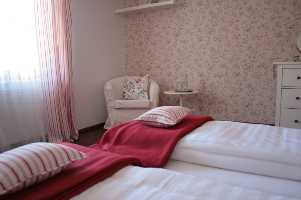 Das großzügige rote Zimmer im 1. OG