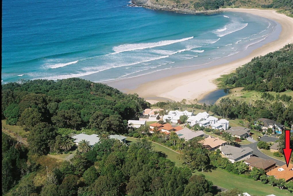 Home is short stroll to beach.