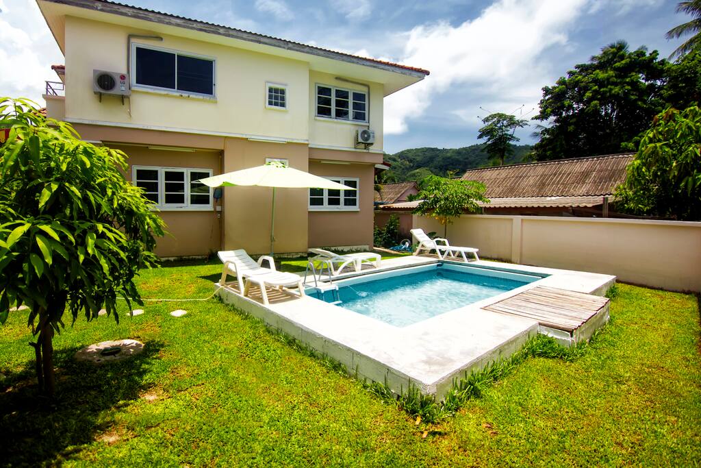 A swimming pool to cool any time you want is so wonderful!
