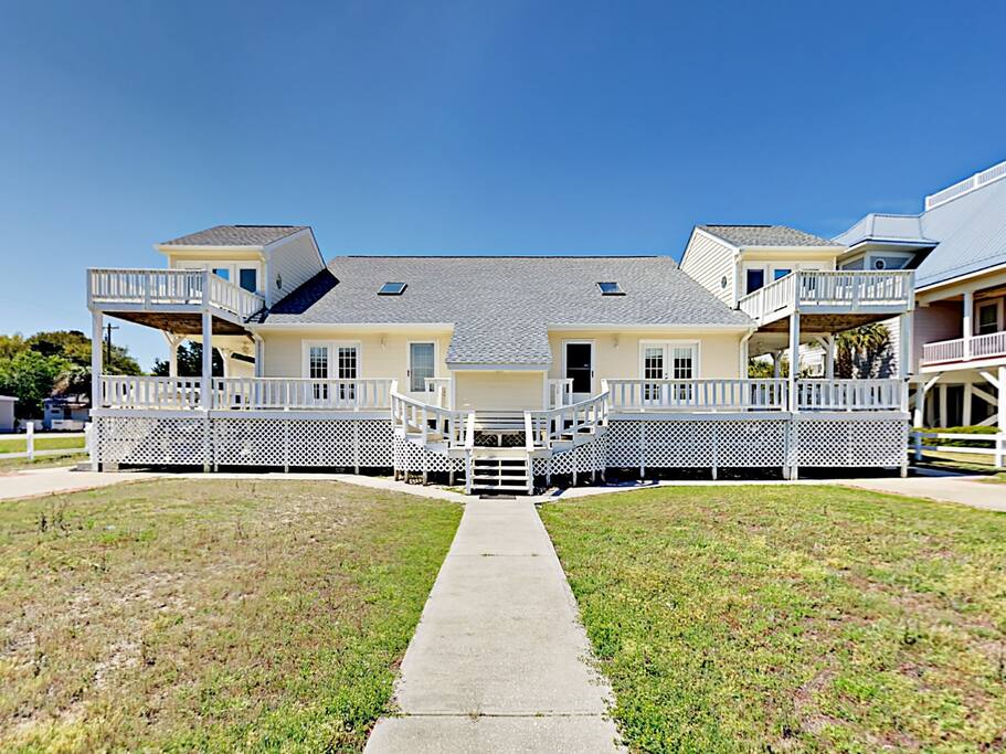 Nestled in the center of it all, this 3BR duplex offers a prime locale near the airport, beaches, bistros, and shopping.