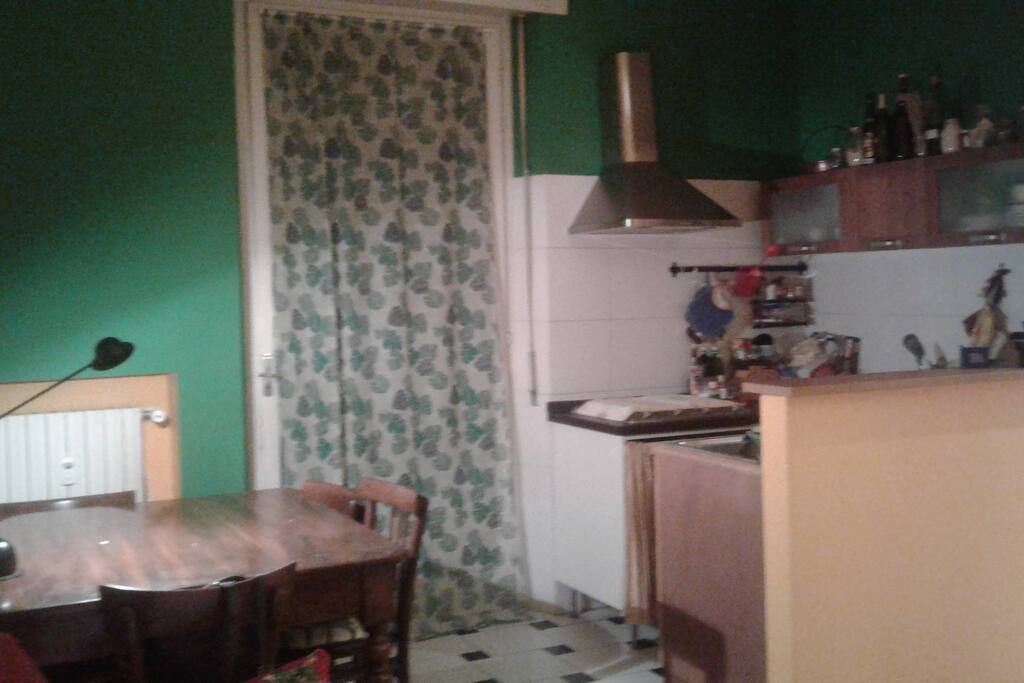 Piccolo angolo cottura con portafinestra e balconcino