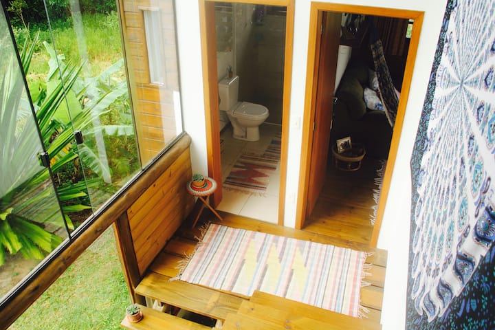 Висок ѕид и само стакло, право кон шумата!