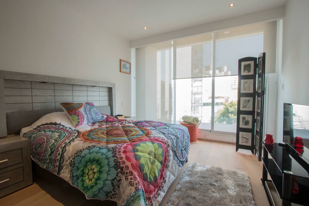 Luminous main bedroom with private bathroom, queen size bed and walk-in closet